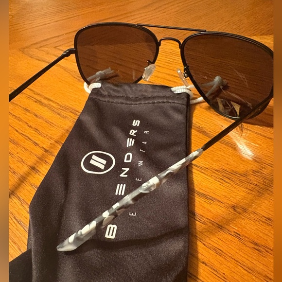 Blenders FLIGHT QUEEN POLARIZED Black Aviator Sunglasses - Picture 2 of 4